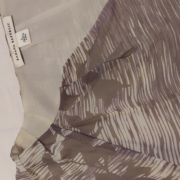 Banana Republic Woman's blouse pretty gray with leaf print silk lining - Picture 2 of 5